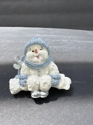 Melty "Chillin" Shelf Sitter